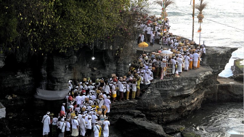 keunikan pura tanah lot