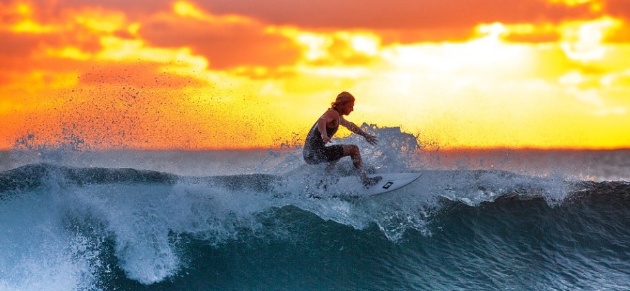 surfing pantai kuta