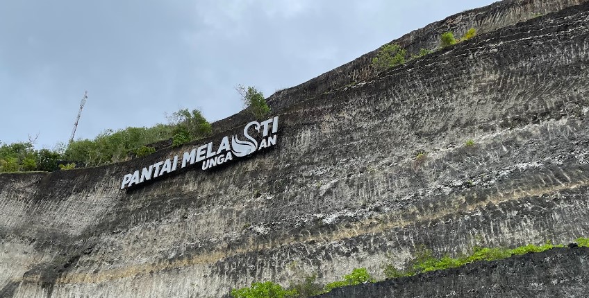 pantai melasti dimana