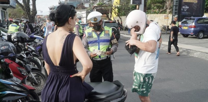 bule bali ditilang polisi