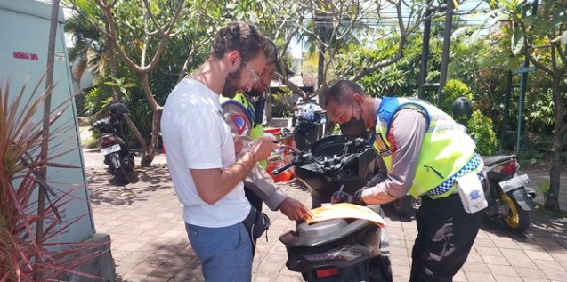 bule bali ditilang