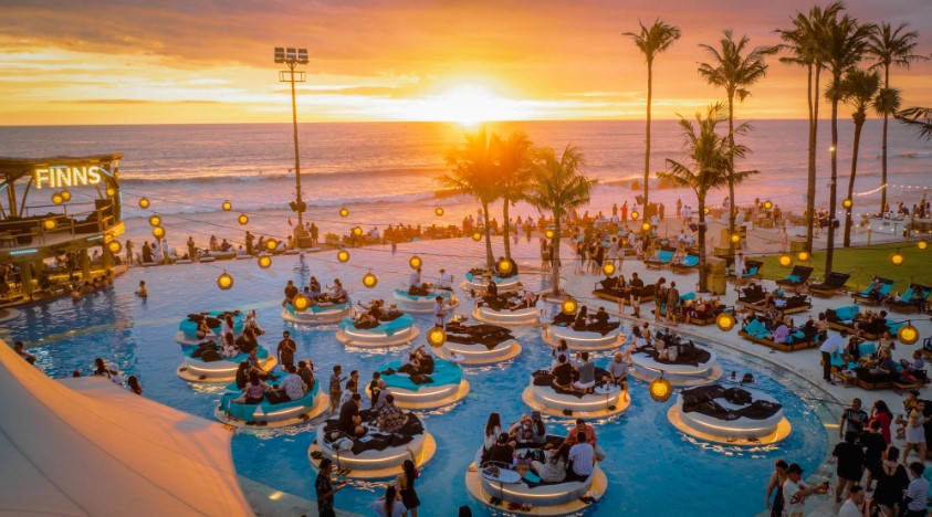 sunset di Finns Beach Club Bali