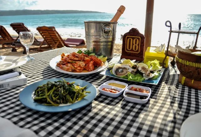 Muaya Beach Bar and Grill