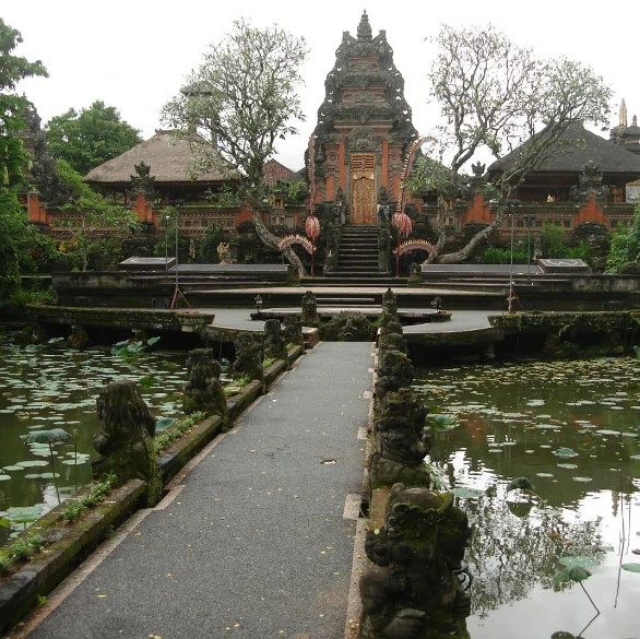 keunikan pura taman saraswati ubud