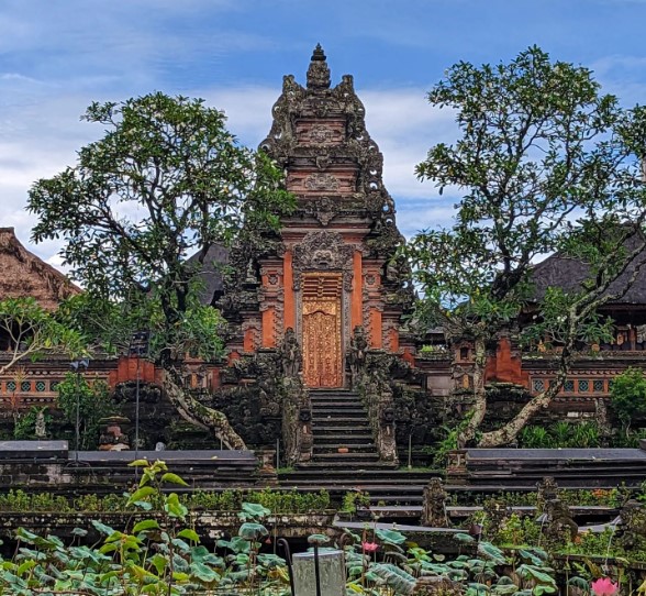 pura taman saraswati ubud