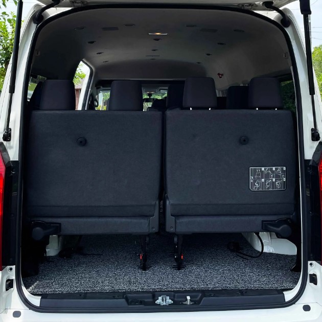 Toyota Hiace Premio bagasi