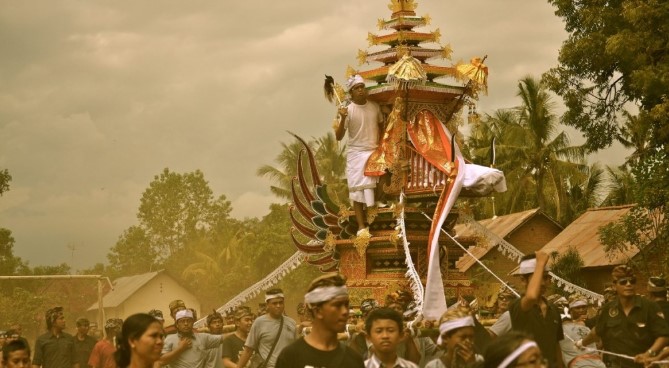 [elaksanaan upacara adat bali ngaben