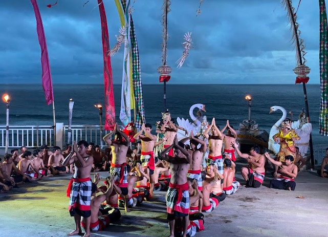 tari kecak dilakukan secara