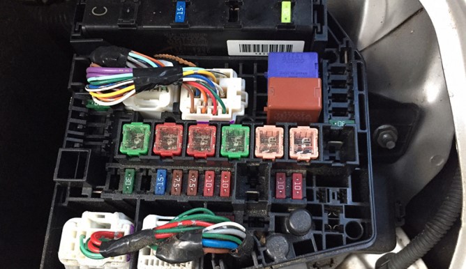 fungsi fuse pada sistem rangkaian kelistrikan adalah ?