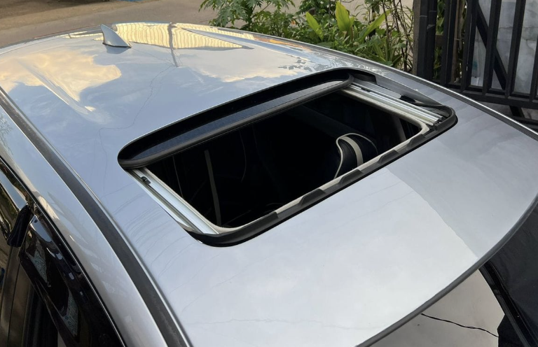 mobil yang ada sunroof