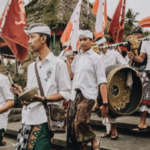 pakaian adat bali pria ke pura