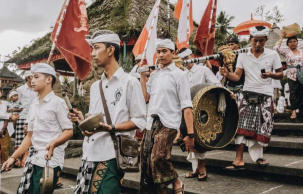 pakaian adat bali pria ke pura