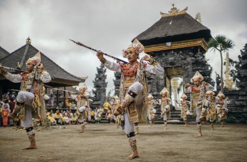 tari baris bali