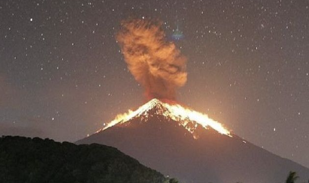 gunung agung meletus