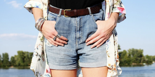 outfit ke pantai celana pendek