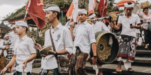 pakaian adat bali pria ke pura