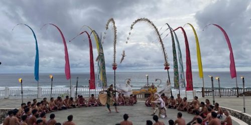 pola lantai tari kecak adalah