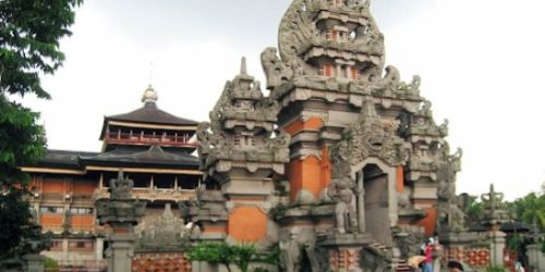 rumah adat bali adalah